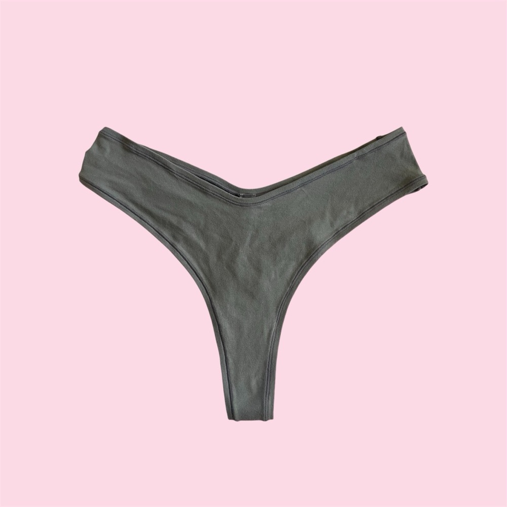 BNWT SKIMS Thong Panties